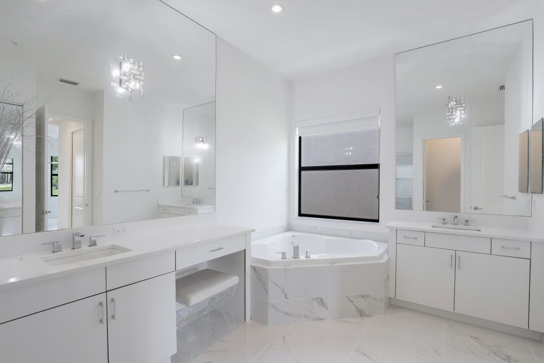 4488 Aurora St, Naples, FL 34119