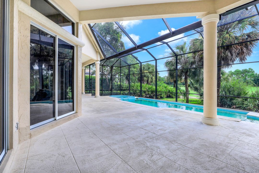 987 Barcarmil Way, Naples, FL 34110