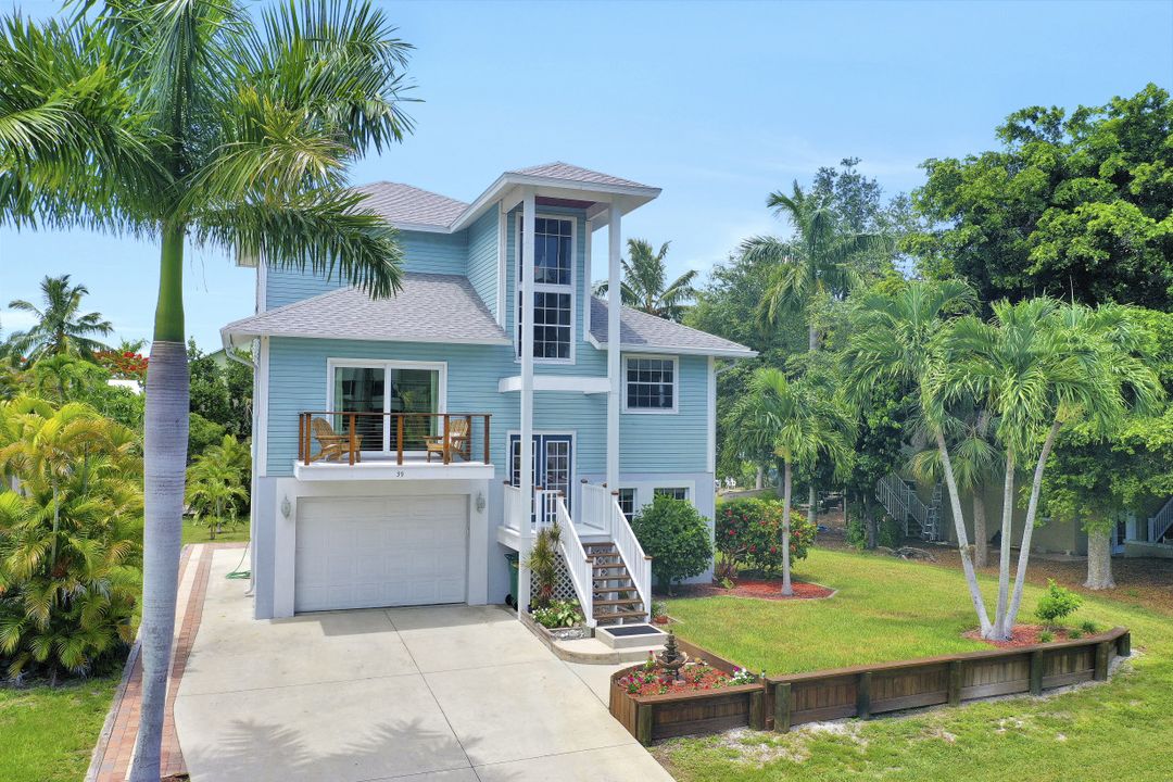 39 W Pelican St, Naples, FL 34113