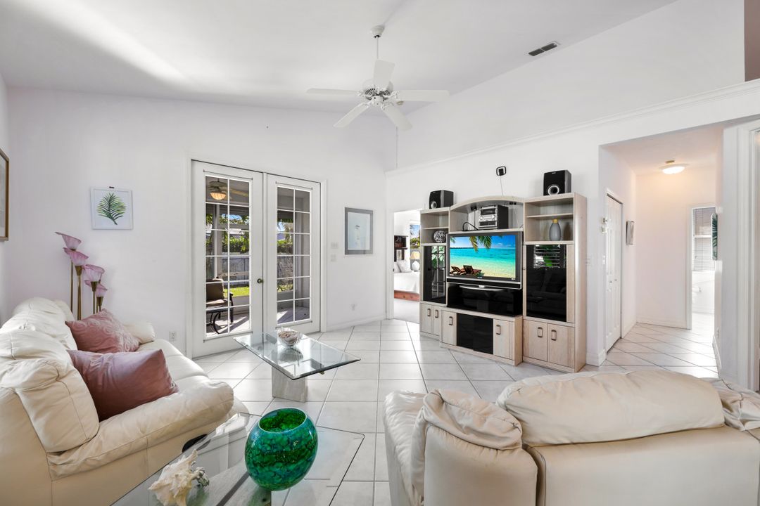 586 93rd Ave N, Naples, FL 34108