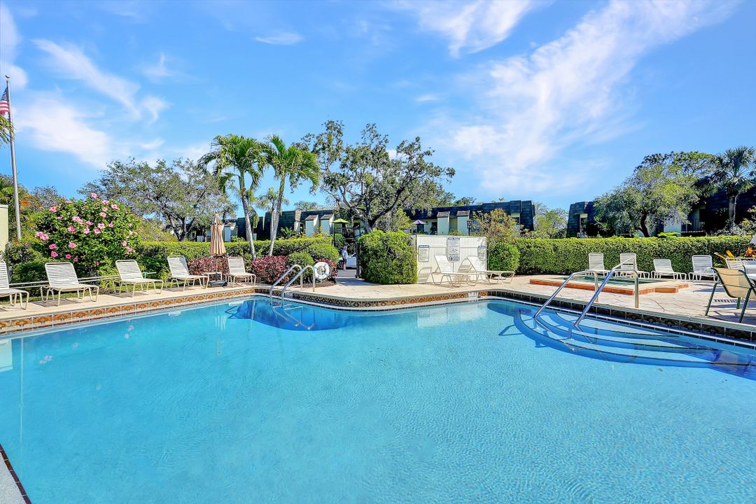 1617 Spoonbill Ln, Naples, FL 34105