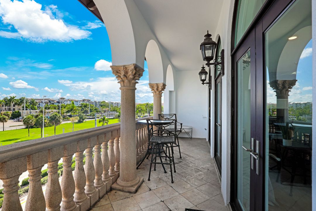 900 5th Ave S #303, Naples, FL 34102