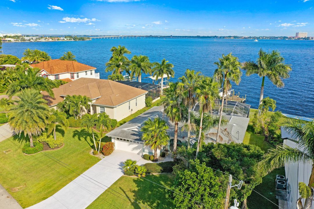 5261 Nautilus Dr, Cape Coral, FL 33904