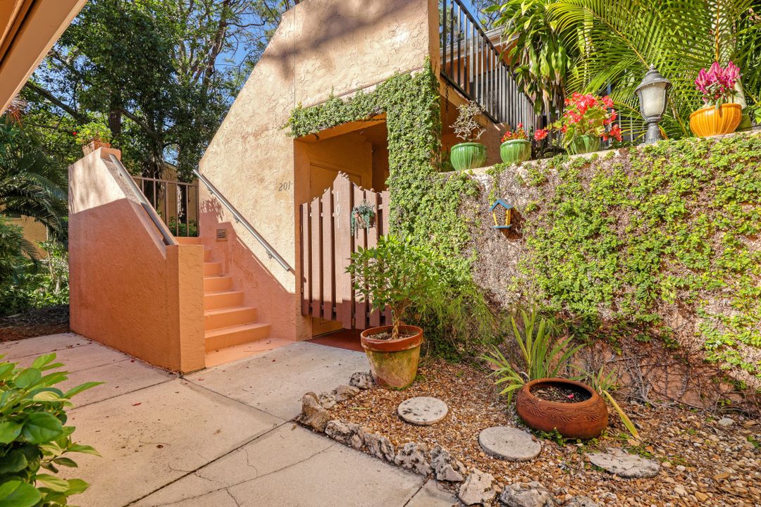 325 Bay Forest Dr #201, Naples, FL 34110