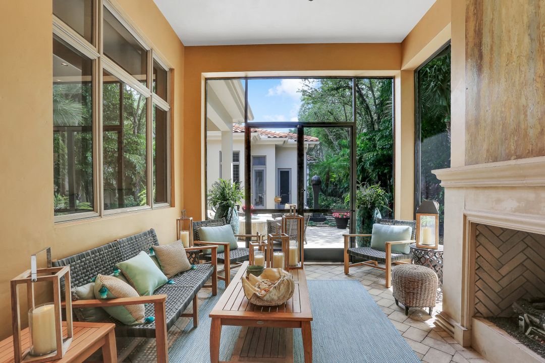 2086 Torino Way, Naples, FL 34105