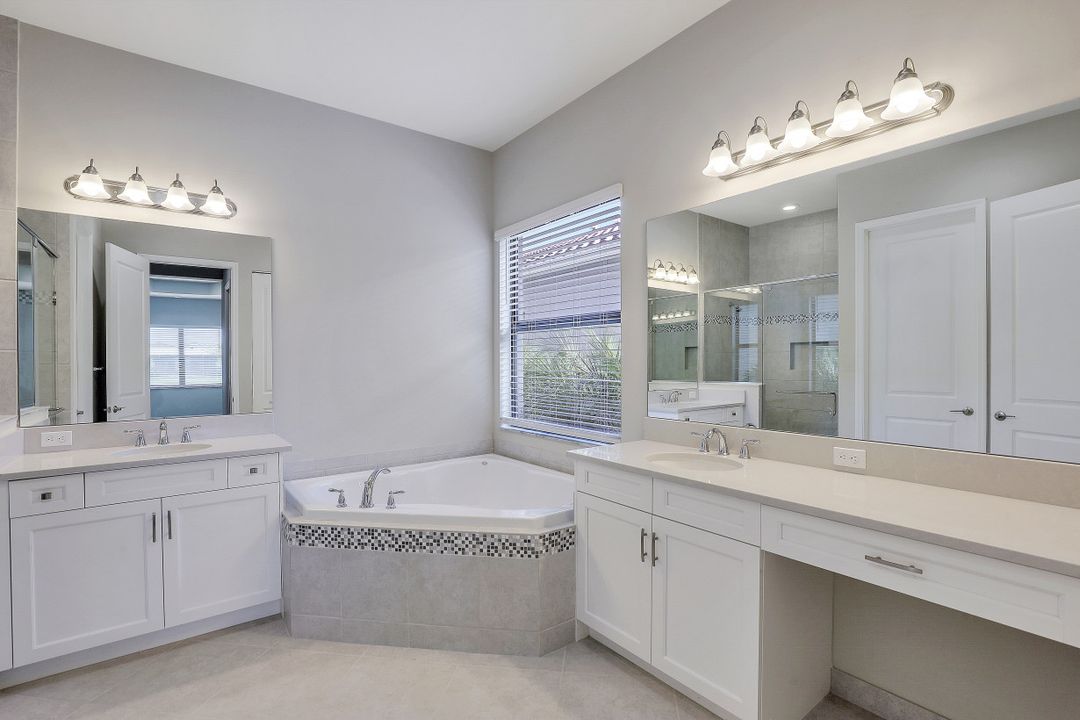 4549 Kensington Cir, Naples, FL 34119