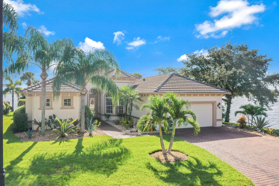 8826 Spinner Cove Ln, Naples, FL 34120