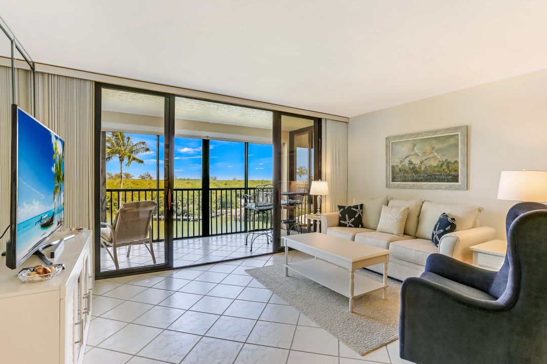 17 Bluebill Ave #305, Naples, FL 34108