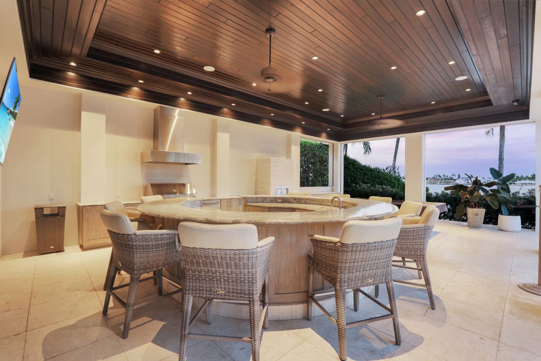 970 Aqua Cir, Naples, FL 34102