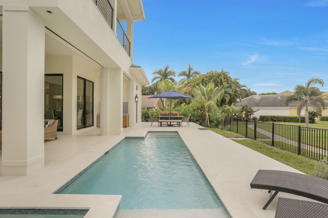 725 Parkview Ln, Naples, FL 34103