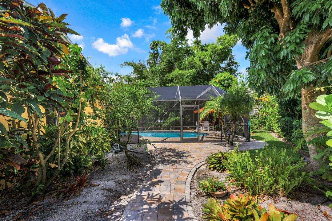 1068 Lake Shore Ct, Naples, FL 34103