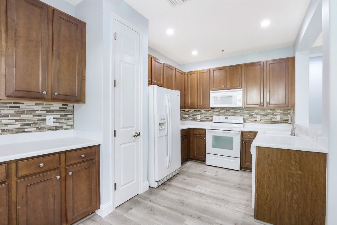 1391 Santiago Cir #902, Naples, FL 34113