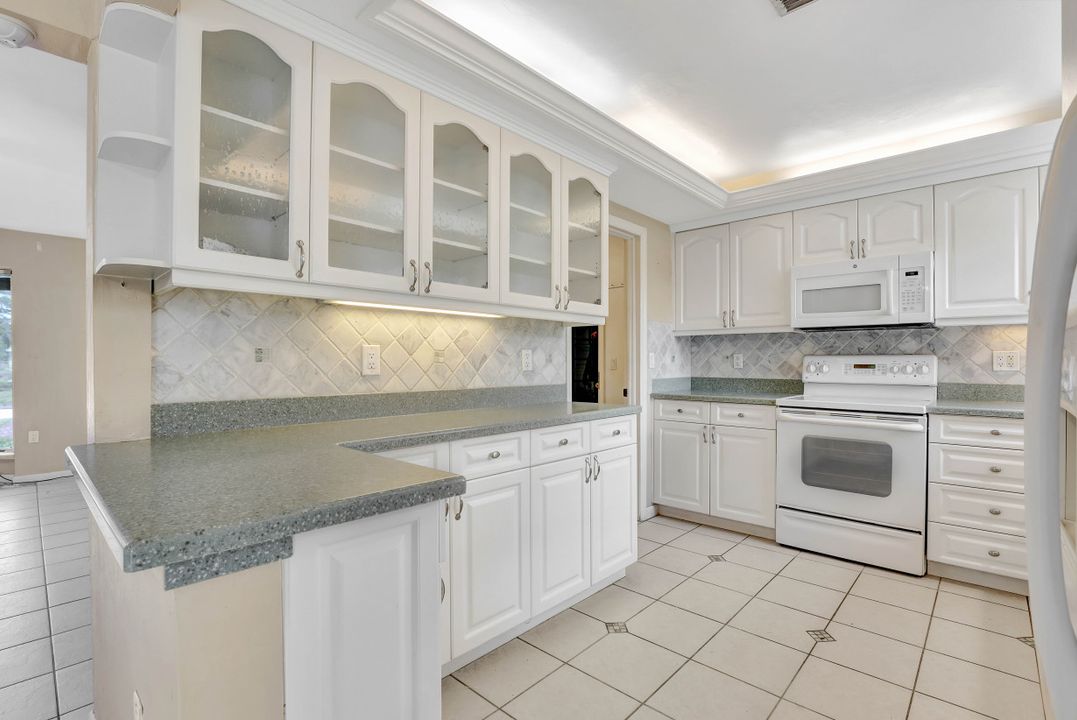 4656 Capri Dr, Naples, FL 34103