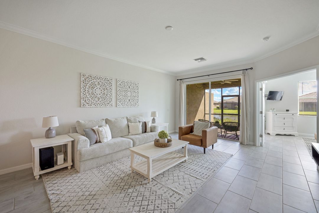 2042 Tamarron Ln, Naples, FL 34120