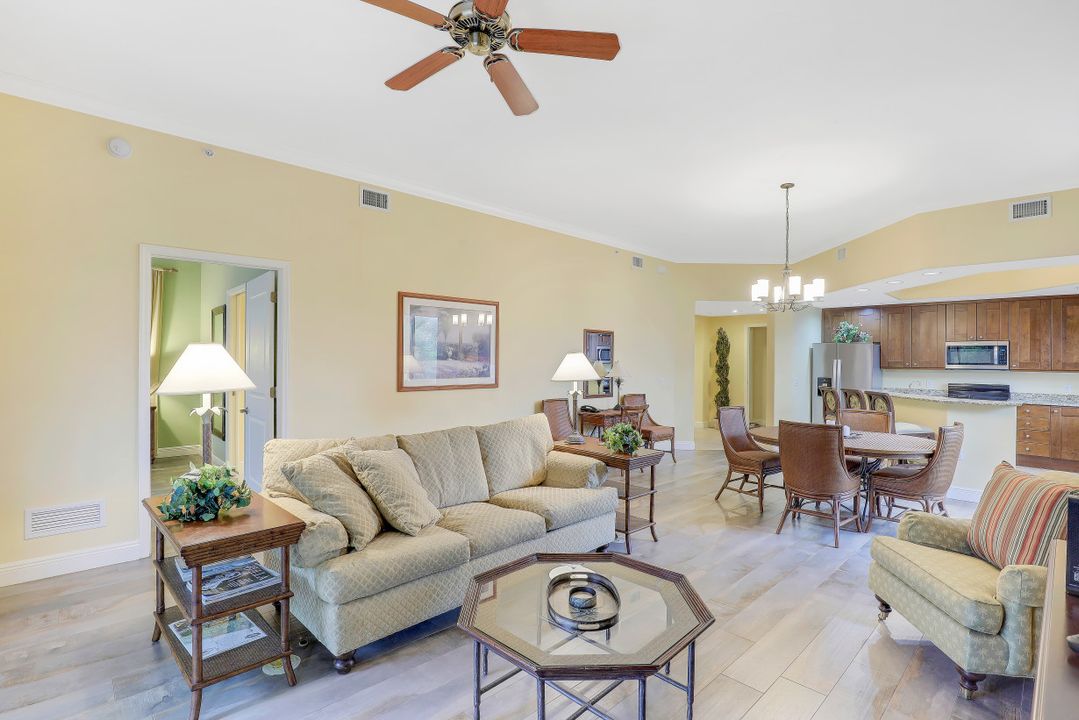 1025 Sandpiper St #E-203, Naples, FL 34102