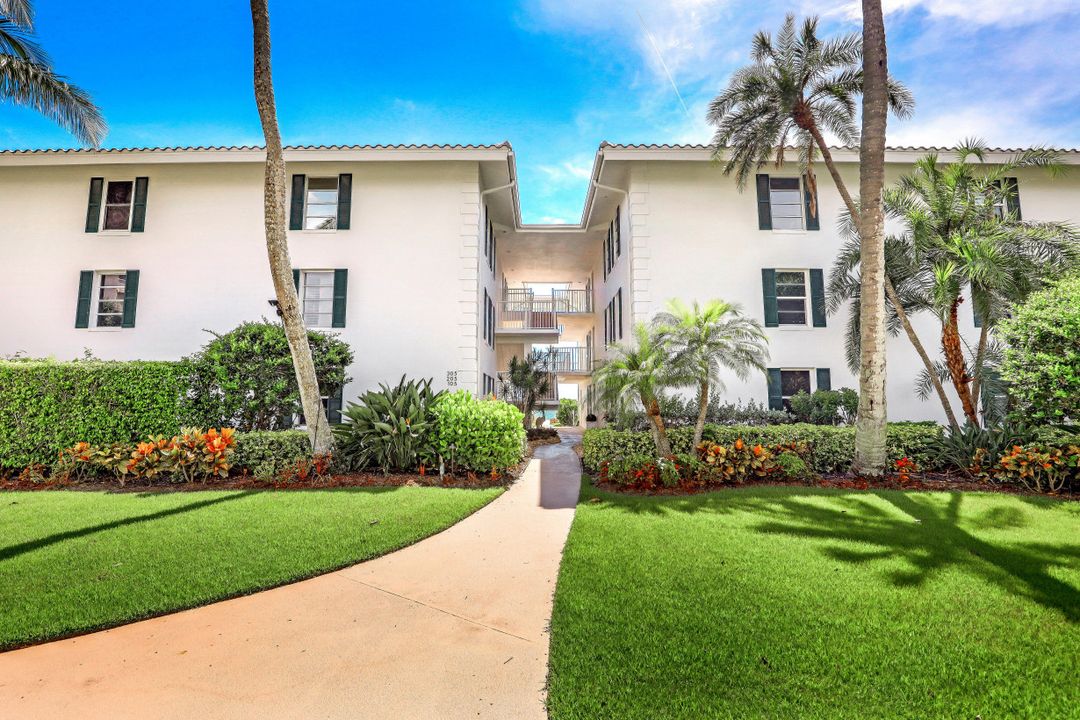 10573 Gulf Shore Dr #304, Naples, FL 34108