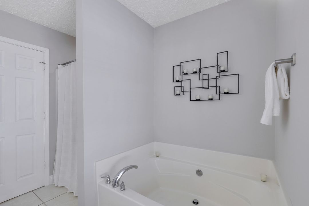 239 Leawood Cir, Naples, FL 34104