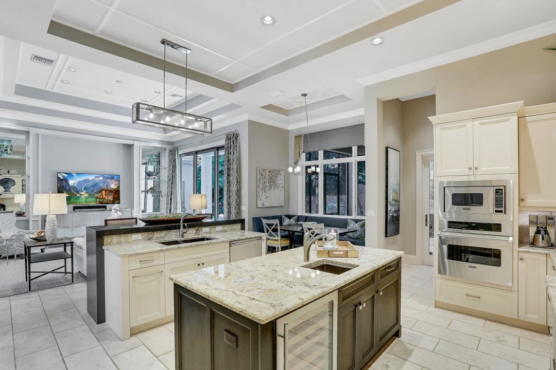 2086 Torino Way, Naples, FL 34105