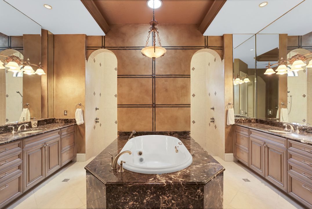 3645 7th Ave NW, Naples, FL 34120