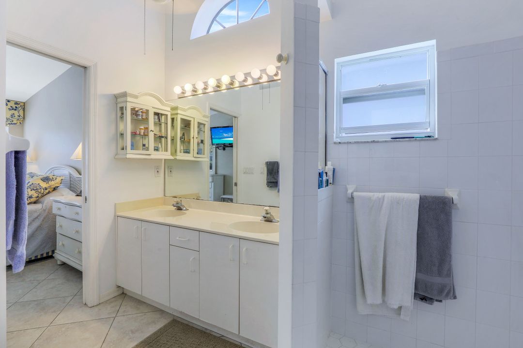 554 Captn Kate Ct, Naples, FL 34110