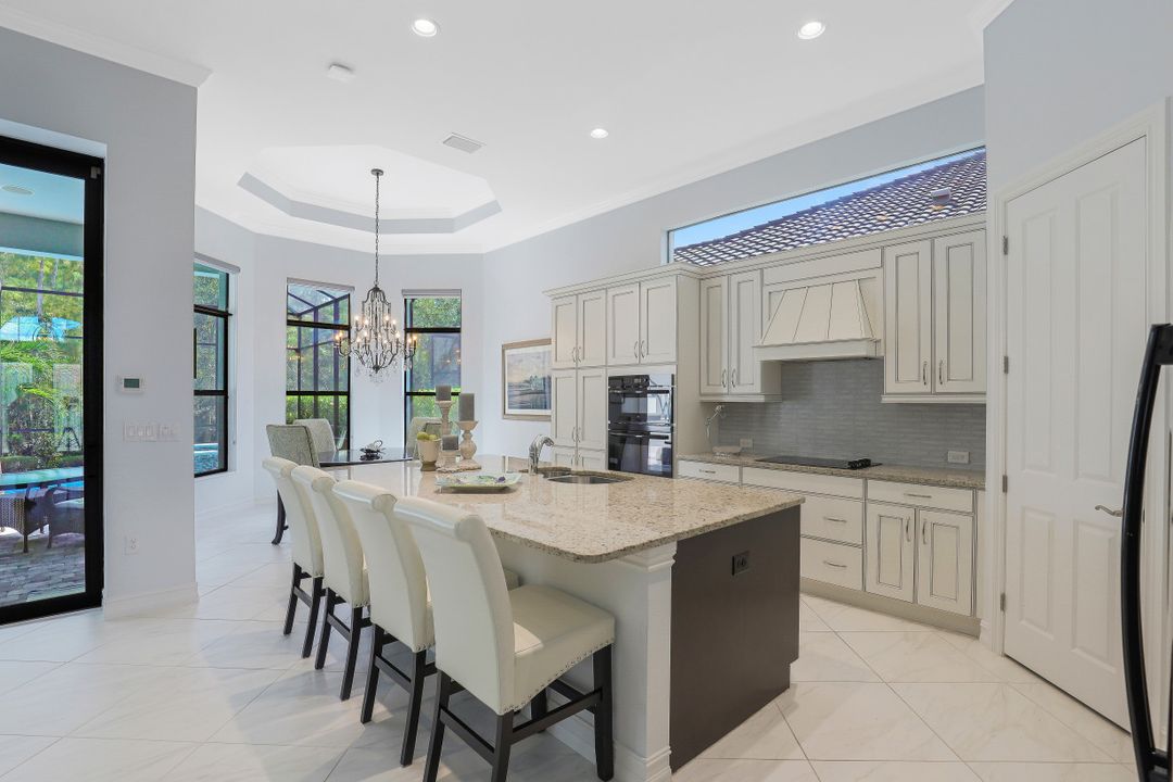 7497 Lantana Cir, Naples, FL 34119