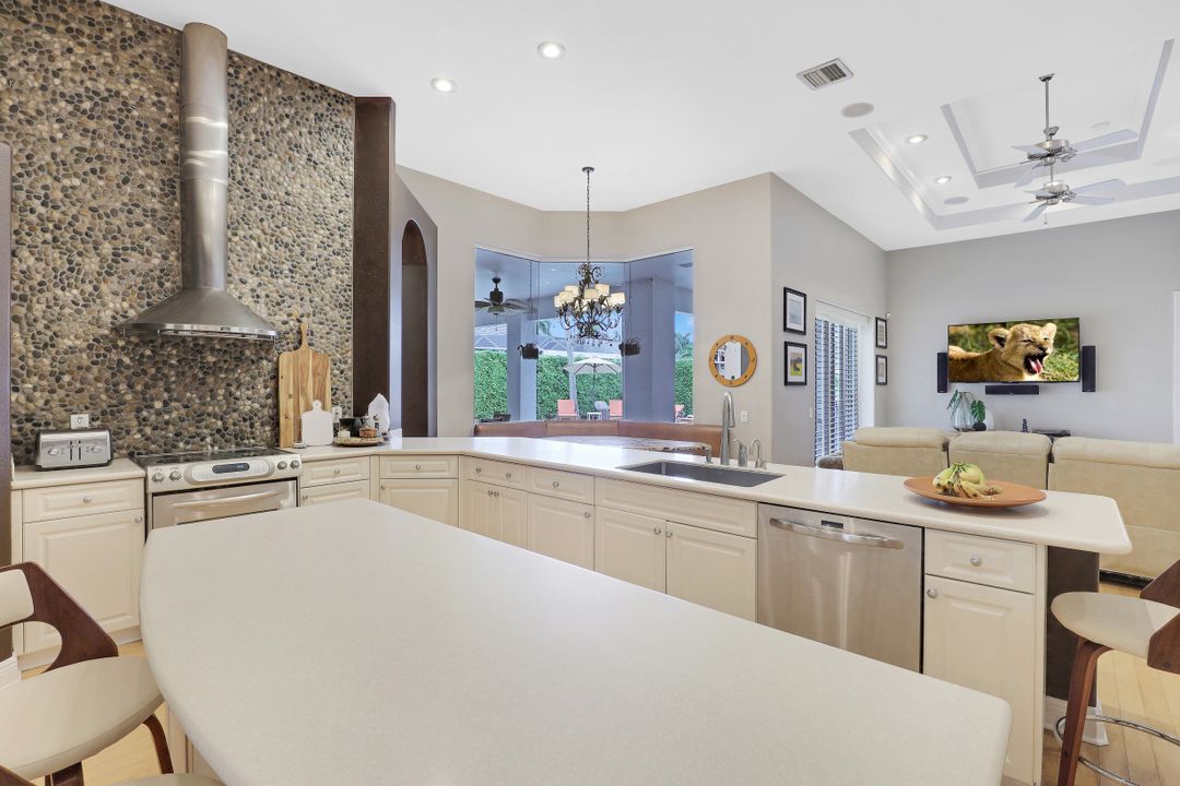 9925 Clear Lake Cir, Naples, FL 34109