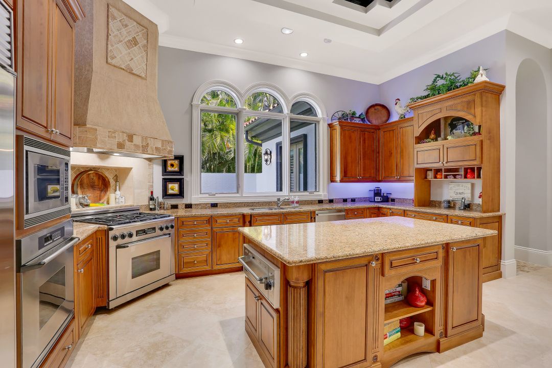 4642 Idylwood Ln, Naples, FL 34119