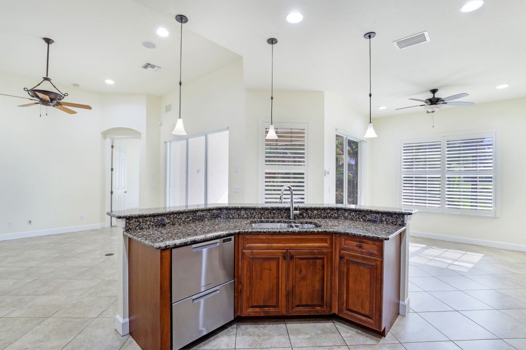 9176 Quartz Ln, Naples, FL 34120
