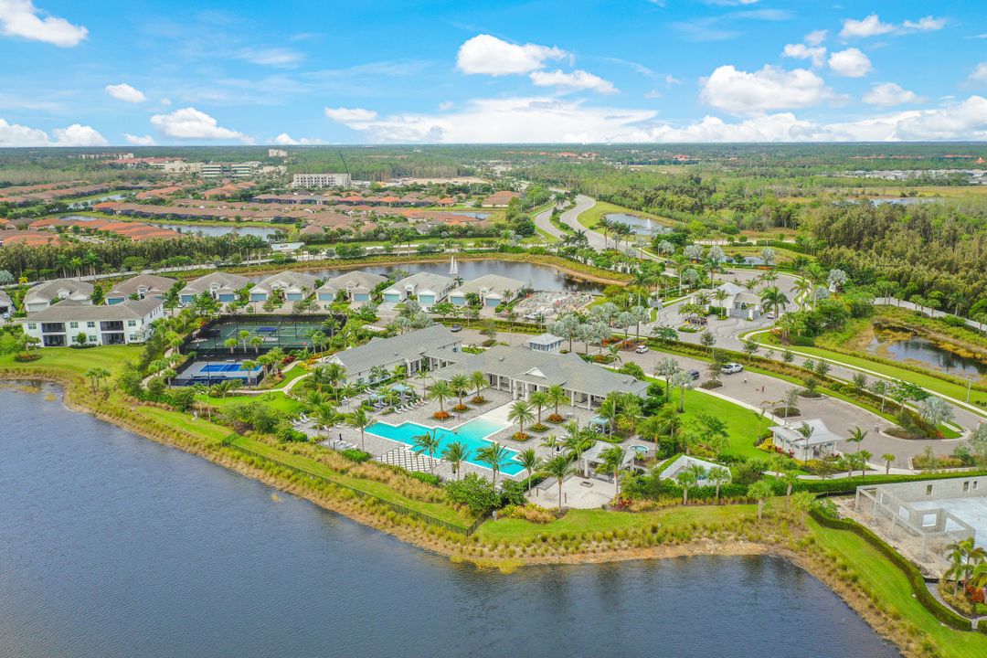 9003 Redonda Dr, Naples, FL 34114