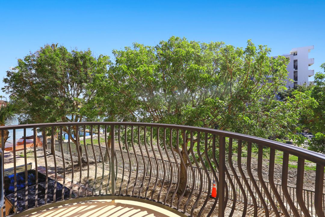 10620 Gulf Shore Dr  #203, Naples, FL 34108