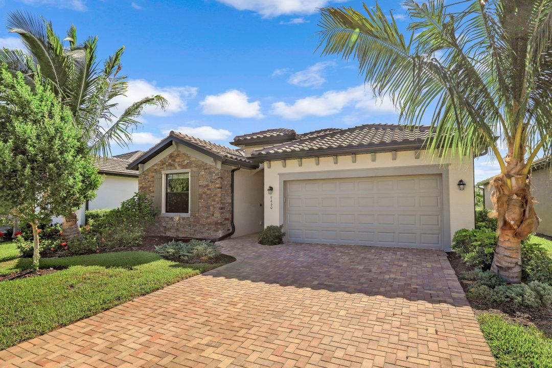 9460 Foxglove Ln, Naples, FL 34120