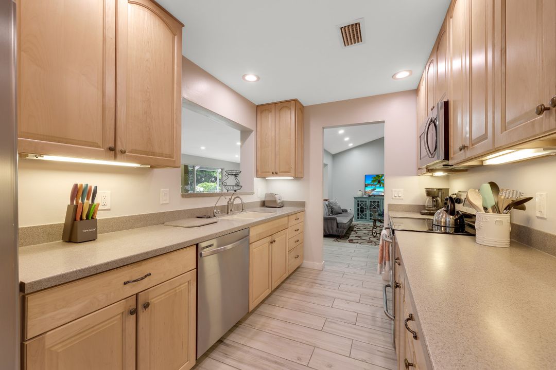 1068 Lake Shore Ct, Naples, FL 34103