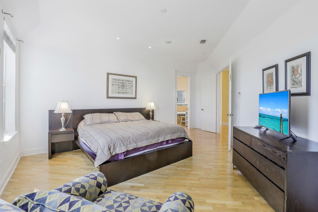 9625 6th St N, Naples, FL 34108