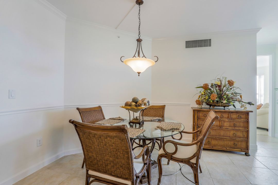 300 Dunes Blvd #1004, Naples, FL 34110