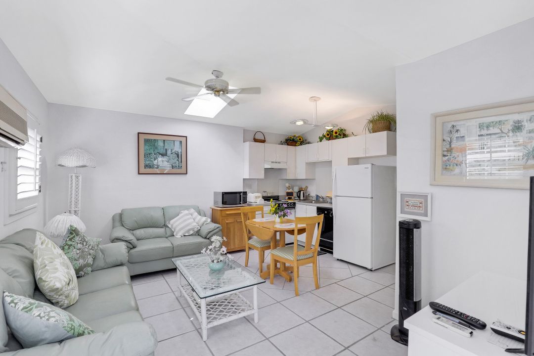 349 2nd Ave N, Naples, FL 34102