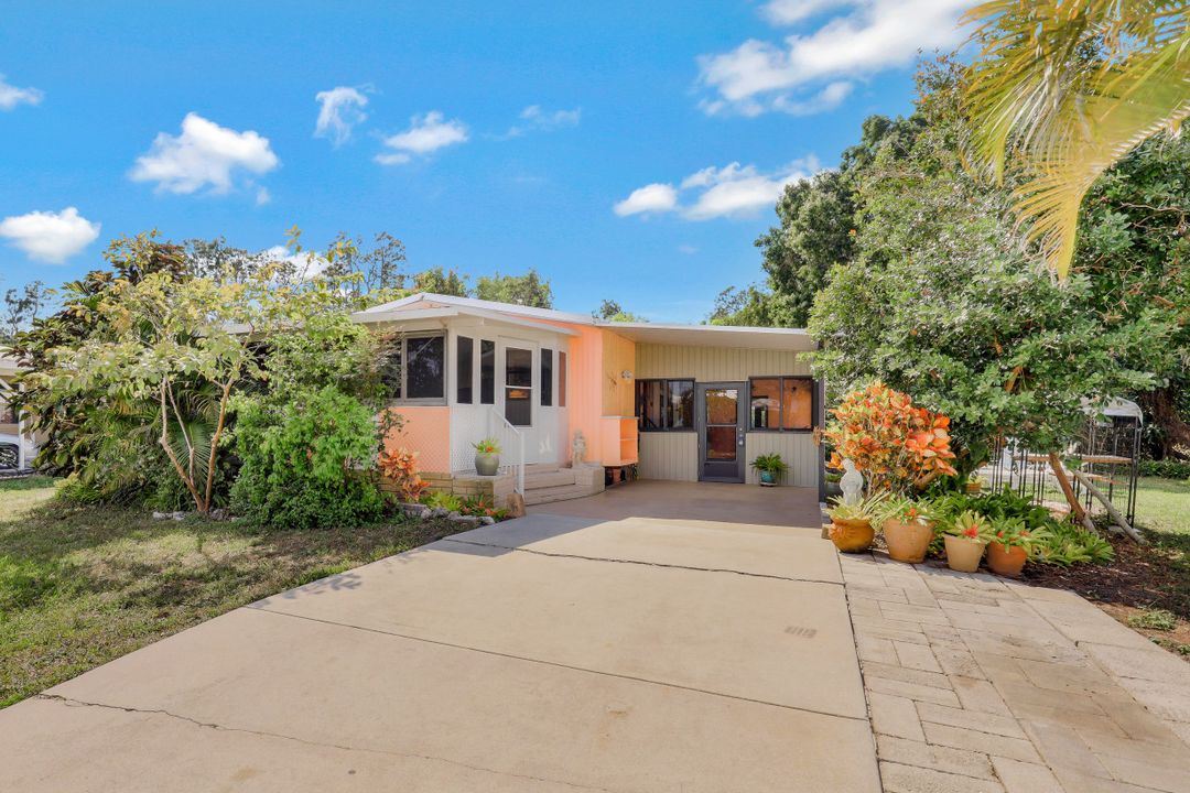 211 Grosbeak Ln, Naples, FL 34114