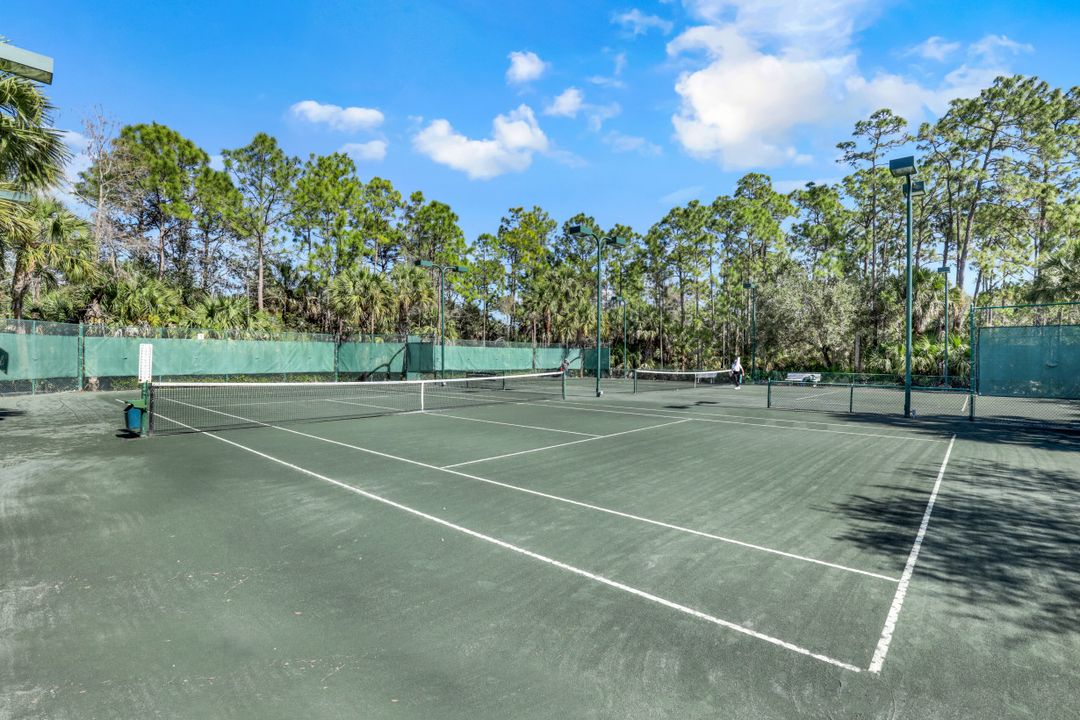 1916 Tarpon Bay Dr N, Naples, FL 34119