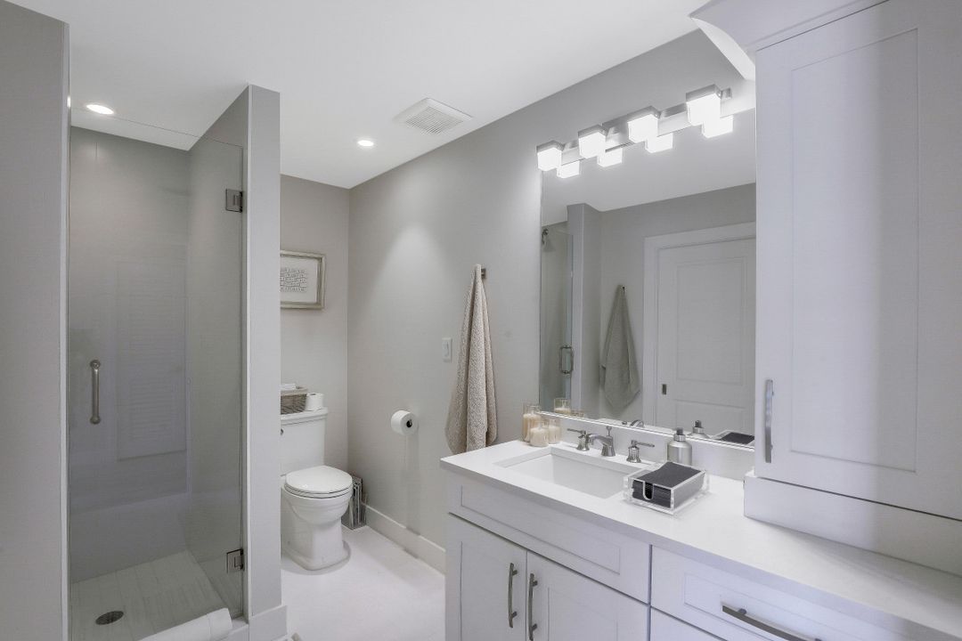 225 5th Ave S #104, Naples, FL 34102