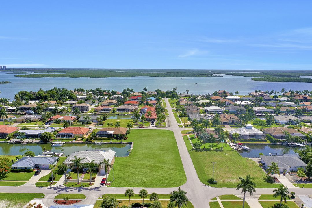 305 Grapewood Ct, Marco Island, FL 34145