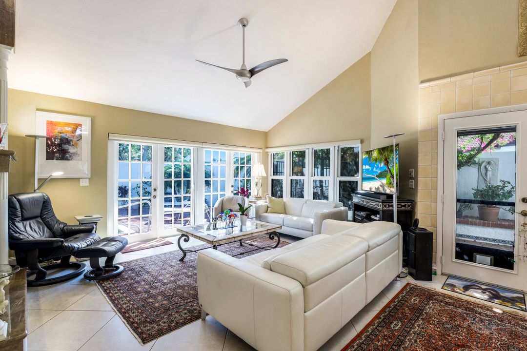 543 Bay Villas Ln, Naples, FL 34108