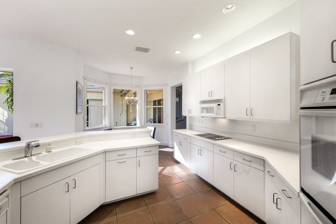 524 Eagle Creek Dr, Naples, FL 34113