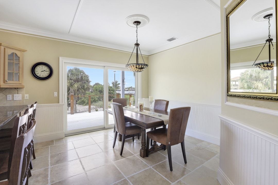 39 W Pelican St, Naples, FL 34113