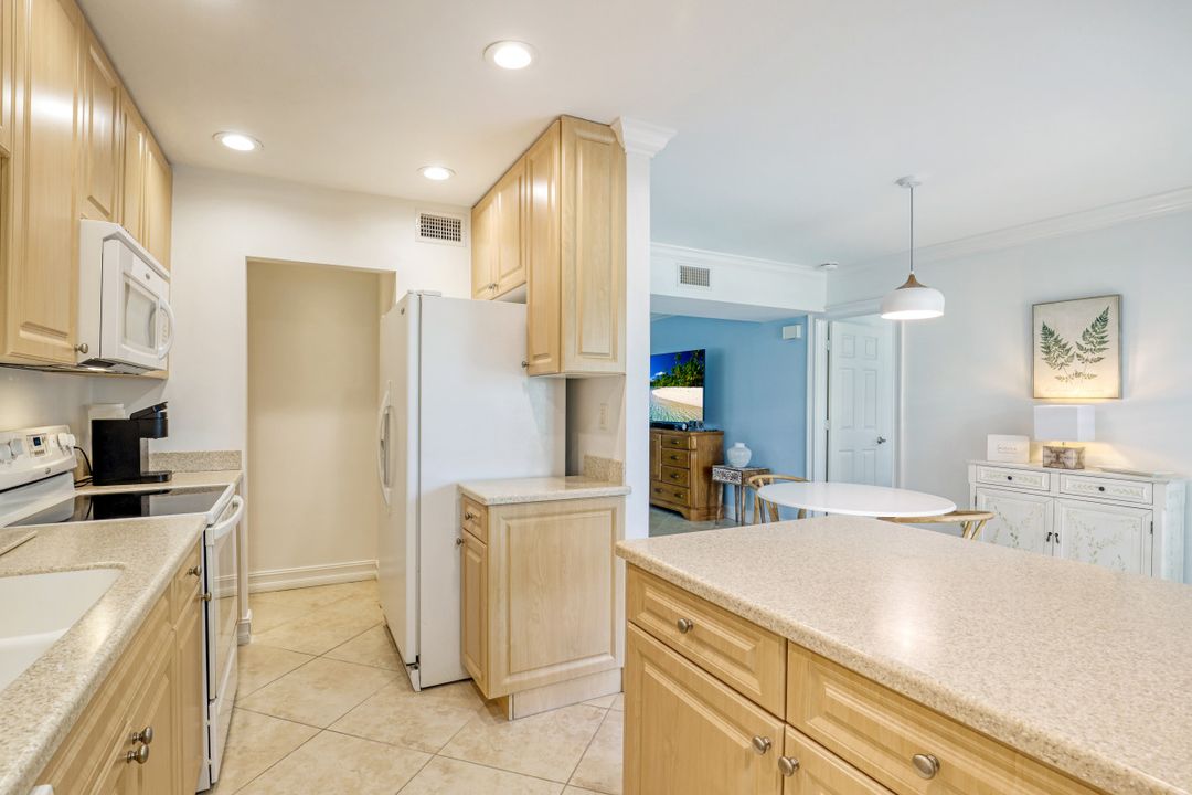 788 Park Shore Dr #H13, Naples, FL 34103