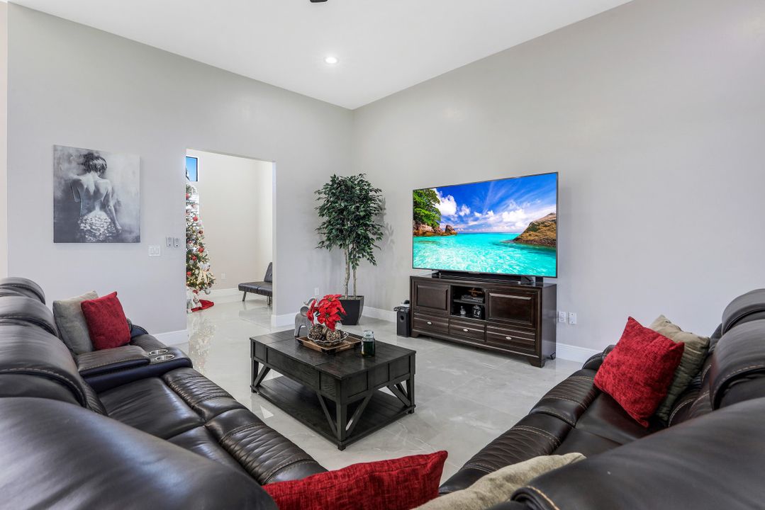 25 Crestwood Cir S, Lehigh Acres, FL 33936