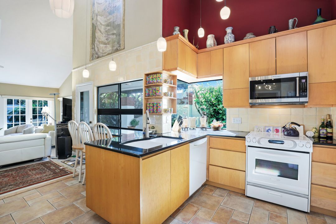 543 Bay Villas Ln, Naples, FL 34108