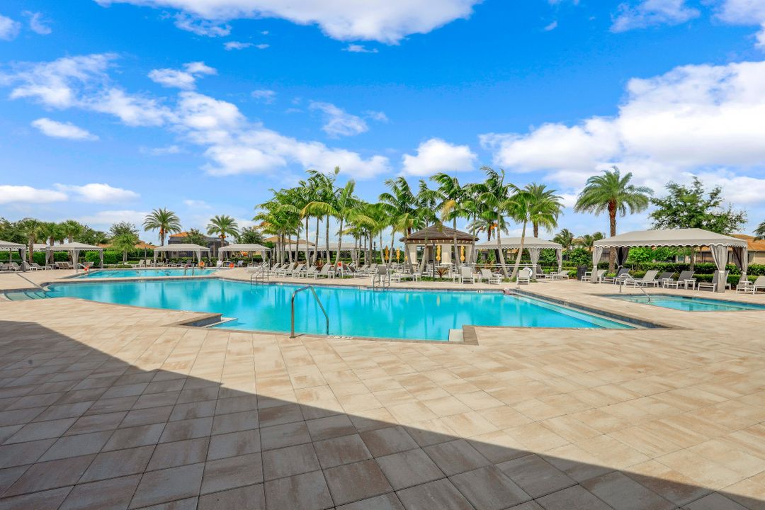 4488 Aurora St, Naples, FL 34119