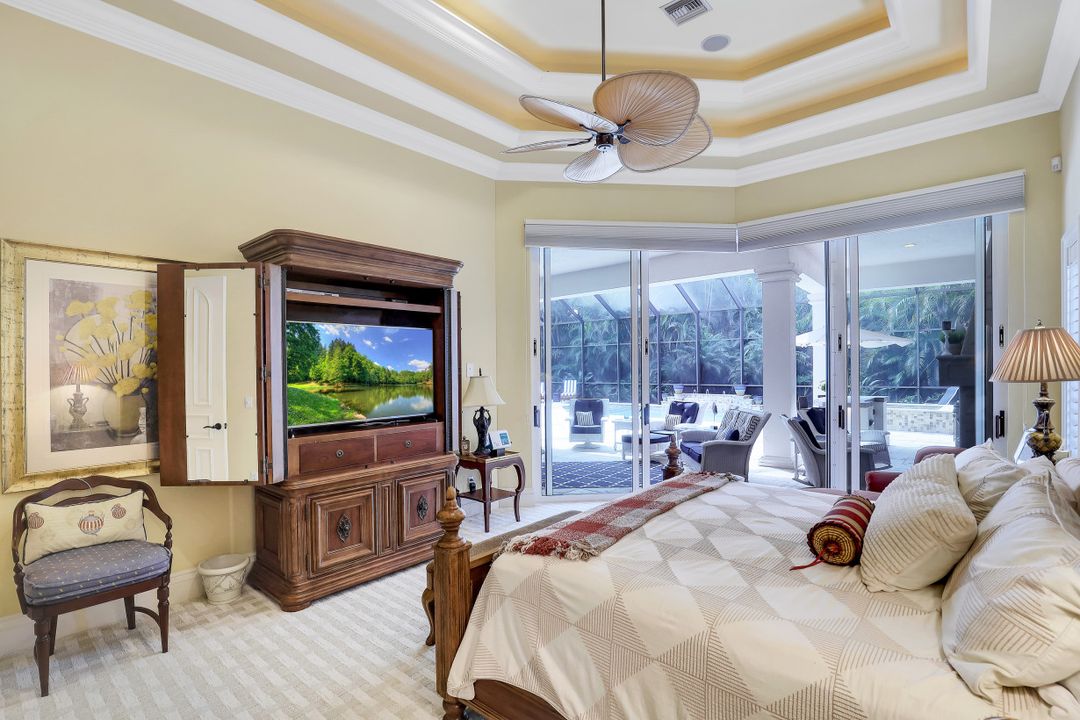 660 Riviera Dr, Naples, FL 34103