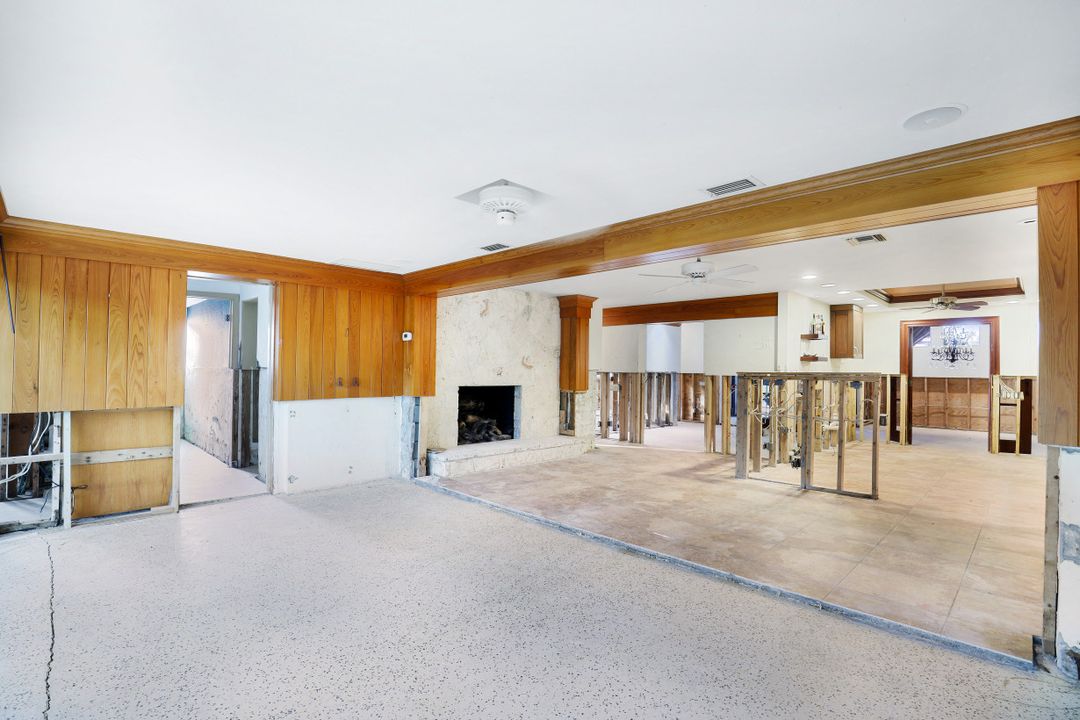 140 2nd Ave S, Naples, FL 34102