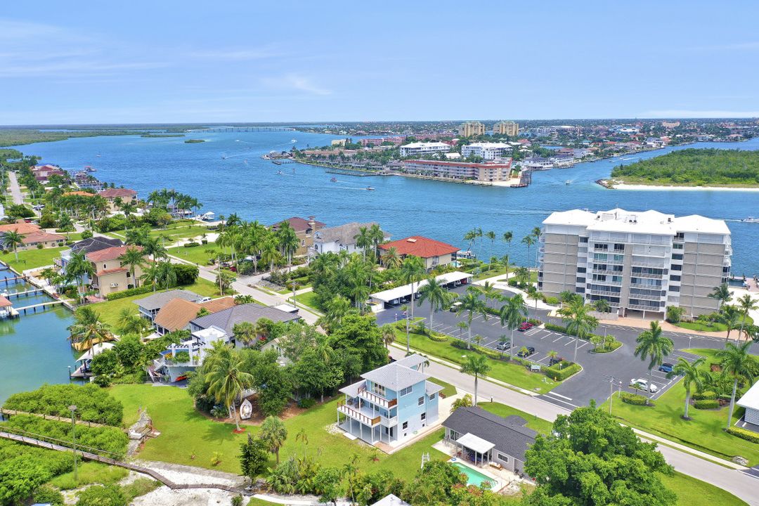 39 W Pelican St, Naples, FL 34113