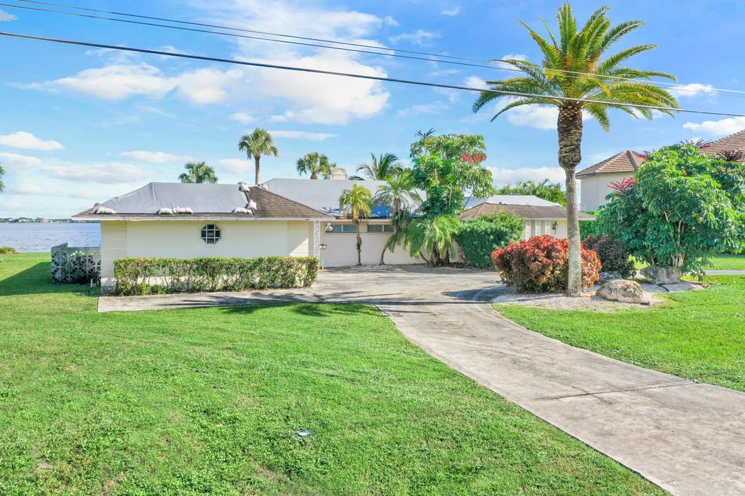 5271 Nautilus Dr, Cape Coral, FL 33904